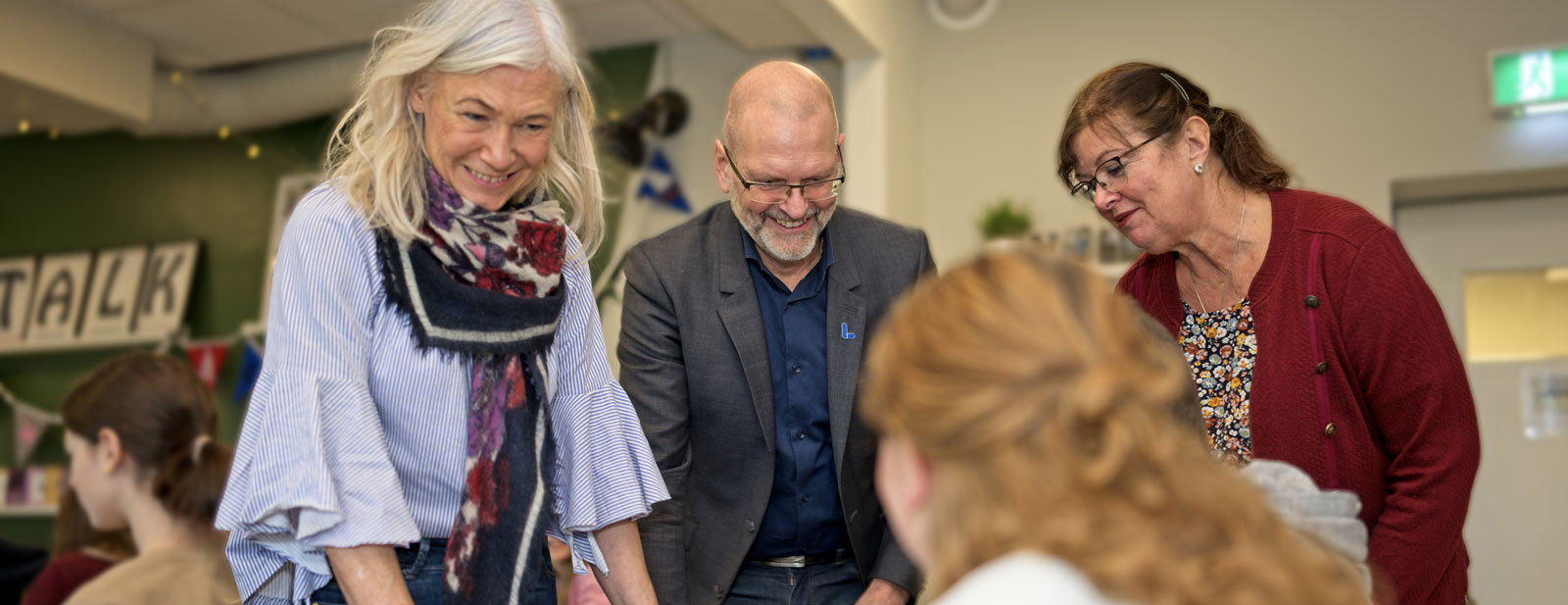 Liberalerna Karolina Wallström, Mats-Olof Liljegren och Gunilla Werme på skolbesök
