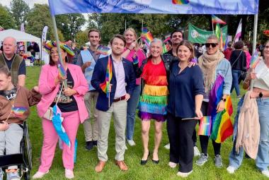 Kommunalråd Karolina Wallström tillsammans med andra liberaler i Pride-tåget 2023